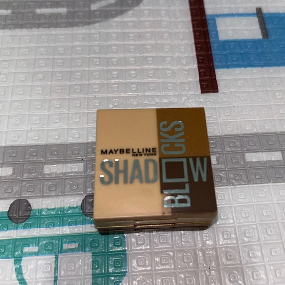 Bundle New 1 lotion 1 perfume and 2 eyeshadow products - Picture 12 of 12